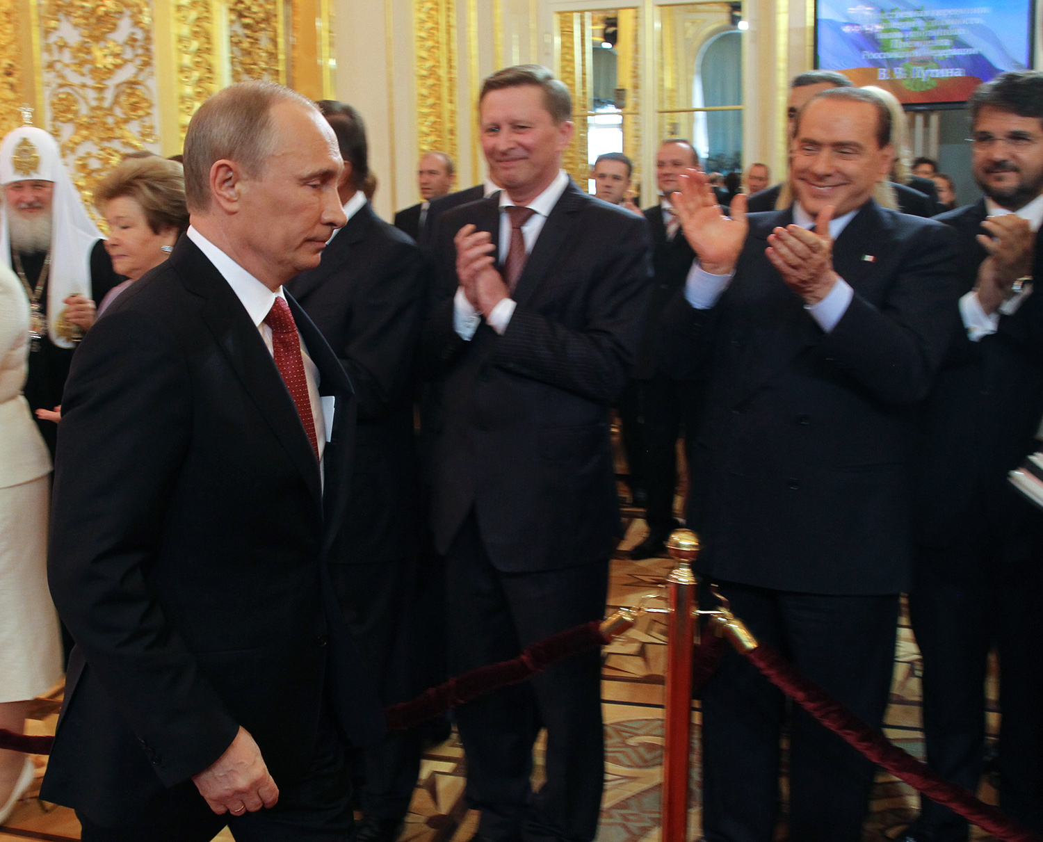 Избранный президент РФ Владимир Путин (слева) входит в Андреевский зал Большого Кремлевского дворца, где проходит церемония инаугурации. Справа налево на втором плане - экс-премьер министр Италии Сильвио Берлускони, руководитель администрации президента РФ Сергей Иванов, 7 мая 2012 года