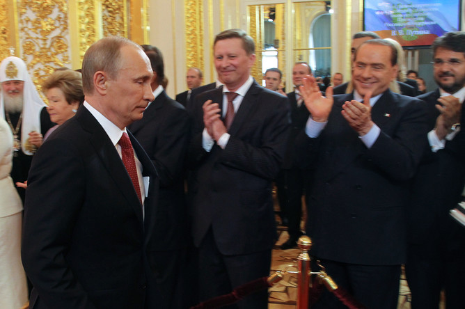 Избранный президент РФ Владимир Путин (слева) входит в Андреевский зал Большого Кремлевского дворца, где проходит церемония инаугурации. Справа налево на втором плане - экс-премьер министр Италии Сильвио Берлускони, руководитель администрации президента РФ Сергей Иванов, 7 мая 2012 года