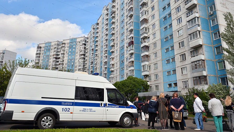 Автомобиль полиции у жилого дома, где сотрудники ФСБ РФ задержали членов террористической группы, 25 мая 2017 года 