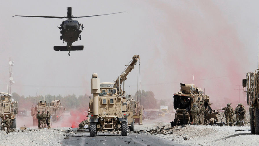 Американские военные на месте атаки смертника в афганской провинции Кандагар, август 2017 года