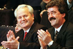 Президент (1997-2000) Союзной Республики Югославия Слободан Милошевич (20 августа 1941 — 11 марта 2006) и Момир Булатович в должности премьер-министра, 1998 год 