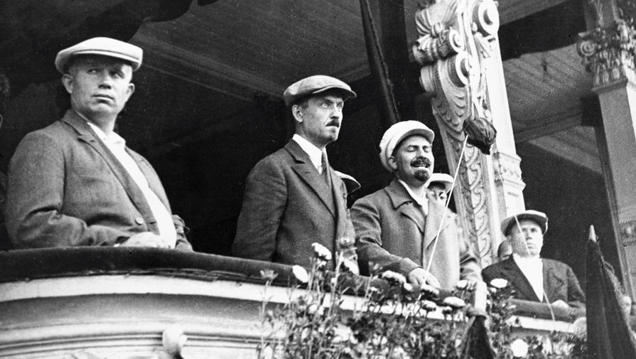 Никита Хрущев, Николай Булганин, Лазарь Каганович на балконе здания во время парада московской милиции, 1933 год