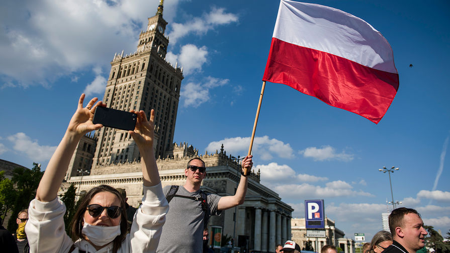В России вице-губернатор предложил исправить с помощью изоленты флаг Польши