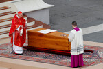 Кардинал Джованни Баттиста Ре благословляет гроб бывшего папы Бенедикта во время его похорон на площади Святого Петра в Ватикане, 5 января 2023 года
