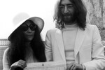 Джон Леннон и его невеста Йоко Оно держат в руках свидетельство о браке после их бракосочетания в Гибралтаре, 20 марта 1969 года