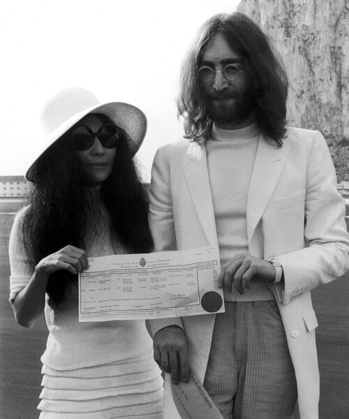 Джон Леннон и его невеста Йоко Оно держат в&nbsp;руках свидетельство о&nbsp;браке после их бракосочетания в&nbsp;Гибралтаре, 20&nbsp;марта 1969&nbsp;года