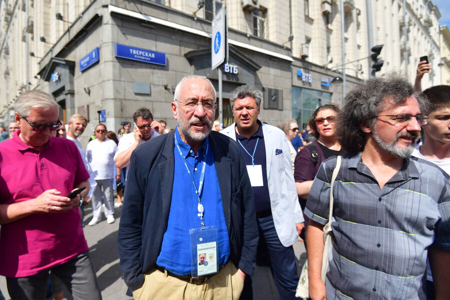 Журналист Николай Сванидзе (в центре) на&nbsp;несанкционированной акции в&nbsp;поддержку кандидатов в&nbsp;депутаты Мосгордумы у&nbsp;здания мэрии Москвы, 2019&nbsp;год