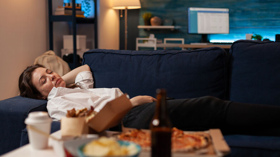 Россиян предупредили, почему нельзя есть лежа