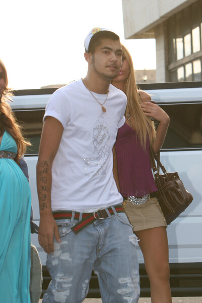 <b>Ратмир Шишков (1988&ndash;2007)</b>
<br><br>
Выпускник «Фабрики звезд 4» Ратмир Шишков был участником музыкальной группы «Банда» вместе с&nbsp;Тимати, Домиником Джокером и Анастасией Кочетковой &ndash; вы точно помните их хит &laquo;Плачут небеса&raquo;. Квартет не просуществовал долго и распался после трагической гибели 18-летнего солиста.
<br><br>
В&nbsp;ночь на&nbsp;23 марта 2007&nbsp;года Шишков попал с&nbsp;друзьями в&nbsp;смертельное ДТП в&nbsp;Москве. Погибших опознали лишь по&nbsp;зубам и фрагментам одежды. Через&nbsp;несколько часов после смерти Шишкова у&nbsp;него родилась дочь Стефания.