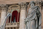 Рабочие устанавливают красные занавеси на центральном балконе Собора святого Петра (т.н. «Лоджия благословений»), откуда новый папа произнесет свое первое напутствие католическому миру