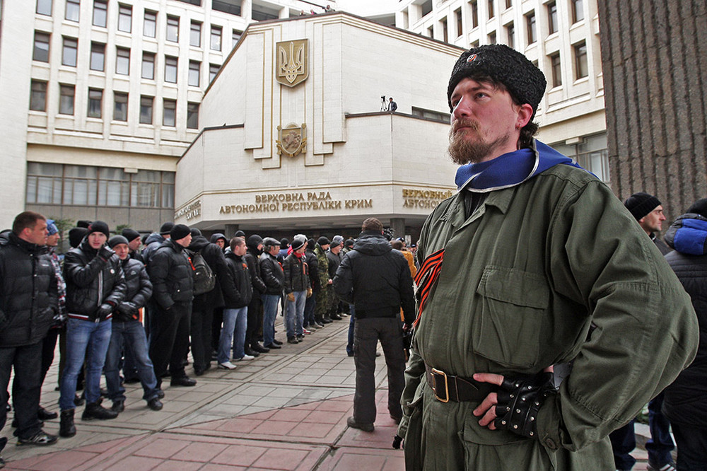 Участники митинга у здания Верховного совета Крыма в Симферополе