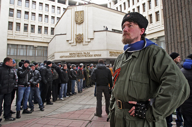 Участники митинга у здания Верховного совета Крыма в Симферополе