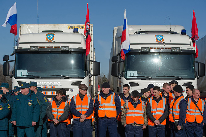 Водители и сотрудники МЧС у своих машин с гуманитарной помощью из Москвы в Крым
