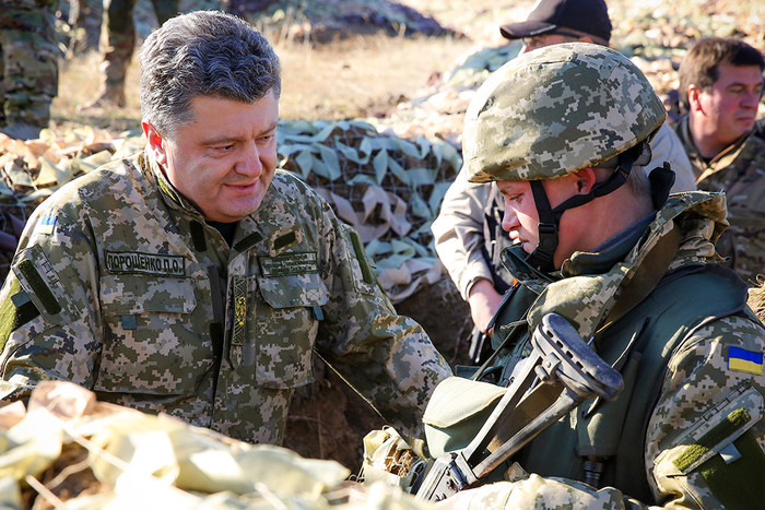 Президент Украины Петр Порошенко общается с солдатом 