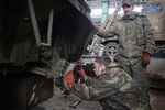 Военнослужащие ДНР во время ремонта трофейной техники на заводе по восстановлению военной техники