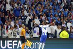 Рикардо Куарежма празднует первый мяч