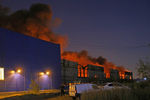 Пожар в здании склада с машинным маслом и автомобильными запчастями на территории промзоны «Парнас» в Выборгском районе