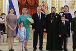 Владимир Путин и семья из Хабаровского края на церемонии вручения многодетным родителям ордена «Родительская слава» в Кремле