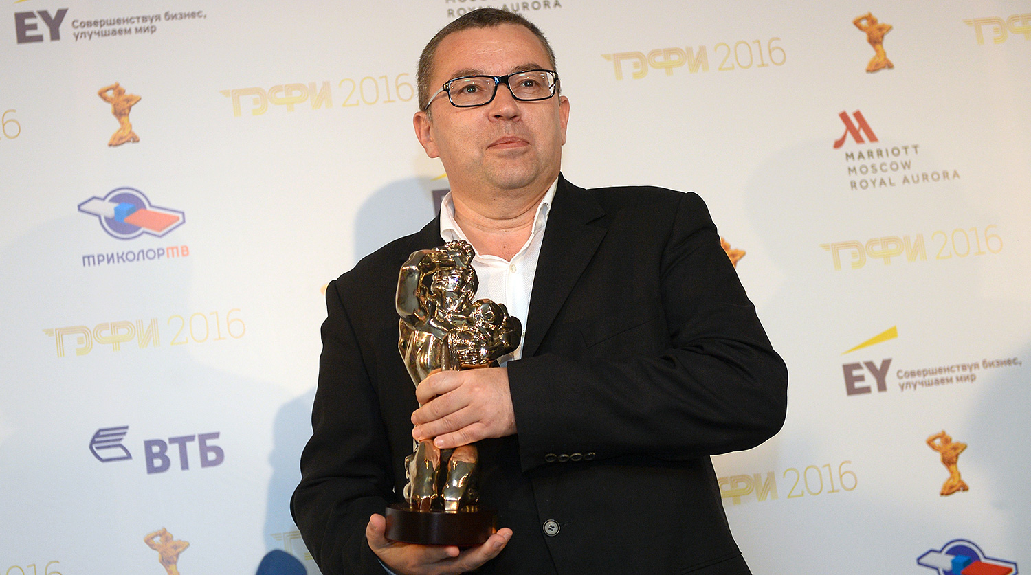 Лауреат российской телевизионной премии ТЭФИ-2016 в номинации «Дневной эфир» ведущий программы «Что? Где? Когда?» Борис Крюк после церемонии награждения