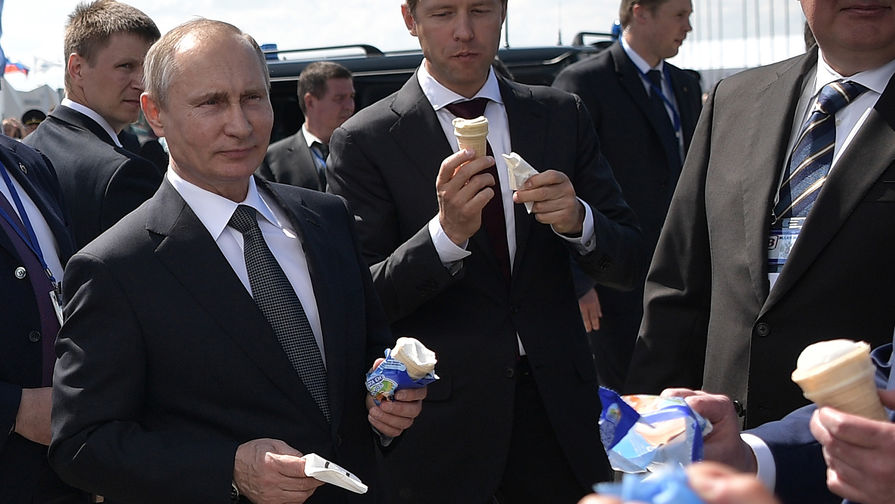 Президент России Владимир Путин и министр промышленности и торговли Денис Мантуров во время посещения авиасалона МАКС в подмосковном Жуковском, 18 июля 2017 года