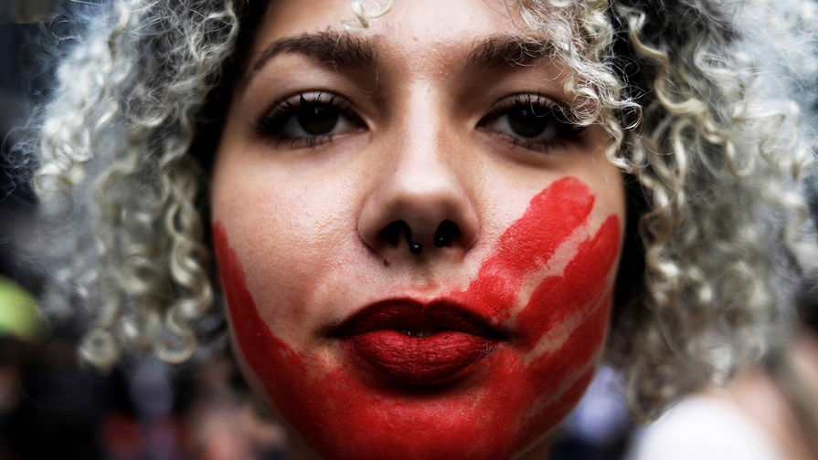 Участница демонстрации в честь Международного женского дня в Сан-Паулу, Бразилия, март 2017 года