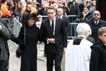 Вдова Стивена Хокинга Джейн и ее сын Тимоти на похоронах Стивена Хокинга в Кембридже. Великобритания, 31 марта 2018 года