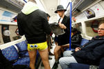Участники акции «В метро без штанов» в лондонской подземке, январь 2020 года