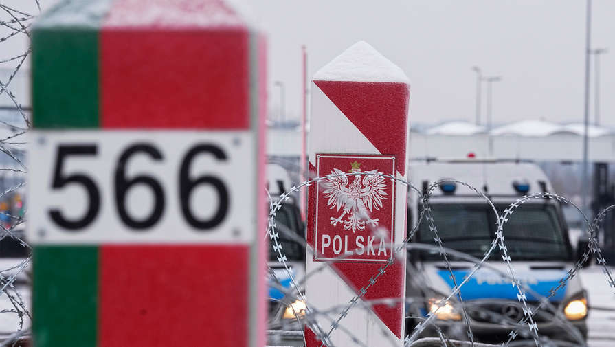 Польша устанавливает противотанковые ежи на границе с Белоруссией