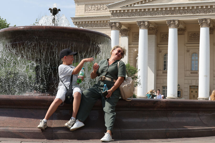 Женщина с&nbsp;ребенком у&nbsp;фонтана в&nbsp;сквере у&nbsp;Большого театра в&nbsp;Москве, 11&nbsp;июля 2025&nbsp;года