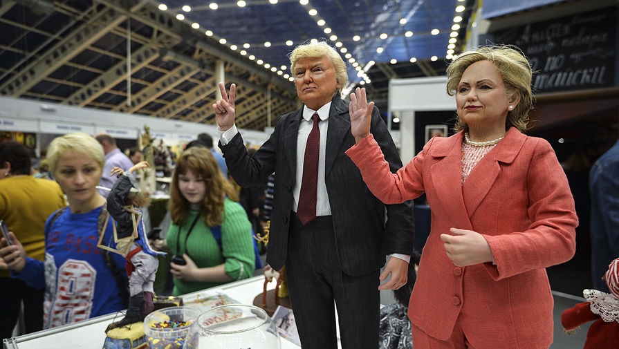 Куклы, изображающие кандидатов в&nbsp;президенты США Хиллари Клинтон и Дональда Трампа, на&nbsp;12-й Международной выставке-ярмарке &laquo;Салон авторской куклы&raquo; в&nbsp;Москве