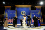 Президент США Дональд Трамп с супругой Меланьей, вице-президент Майк Пенс с супругой Карен исполняют танец на балу, посвященному инаугурации президента Дональда Трампа