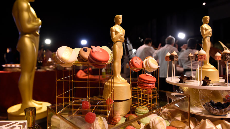 Шоколадные статуэтки, покрытые 24-каратным золотом на Губернаторском бале 89-й церемонии вручения премии Академии