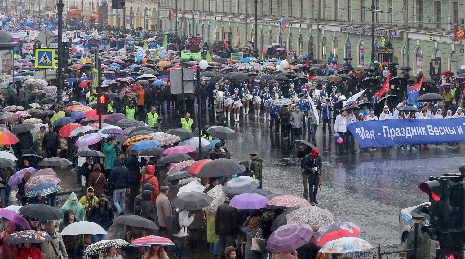 Участники первомайского шествия на Невском проспекте в Санкт-Петербурге, 1 мая 2018 года