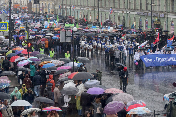 Участники первомайского шествия на Невском проспекте в Санкт-Петербурге, 1 мая 2018 года