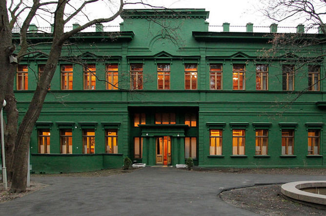 Здание ближней дачи Иосифа Сталина в Кунцево в Москве