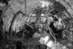 1985 год. Специалисты Куйбышевского авиационного завода монтируют электрооборудование в салоне самолета Ту-154