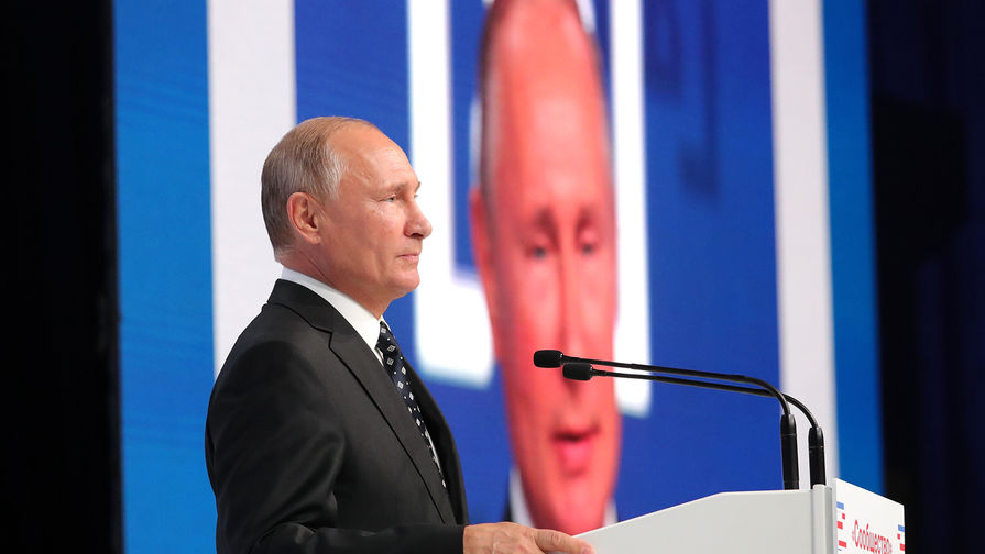 Президент России Владимир Путин во время выступления на форуме «Сообщество» в Москве, 2 ноября 2018 года