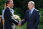 Президент России Владимир Путин, президент Франции Эмманюэль Макрон и его супруга Брижит во время встречи во Франции, 19 августа 2019 года