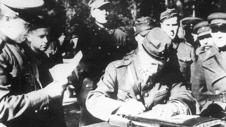 Подписание представителями финского командования акта о сдаче пограничных участков. Карельский фронт. Финляндия вышла из войны с СССР с заключением договора о перемирии, подписанного 19 сентября 1944 года в Москве.