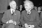 Альберт Эйнштейн с доктором Лайманом Дж. Бриггсом перед выступлением на Американском научном конгрессе в Вашингтоне, 1940 год
