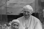 Папа Иоанн Павел II (1920-2005) обнимает Мать Терезу в папамобиле недалеко от «Дома для умирающих» в Калькутте (Индия)
