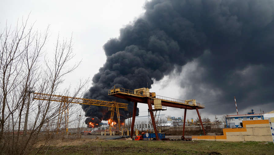 В результате пожара на нефтебазе в Белгороде возникла угроза распространения огня