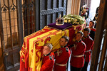 Гроб с телом королевы Елизаветы II вносят в Вестминстер-холл во время церемонии прощания, 14 сентября 2022 года