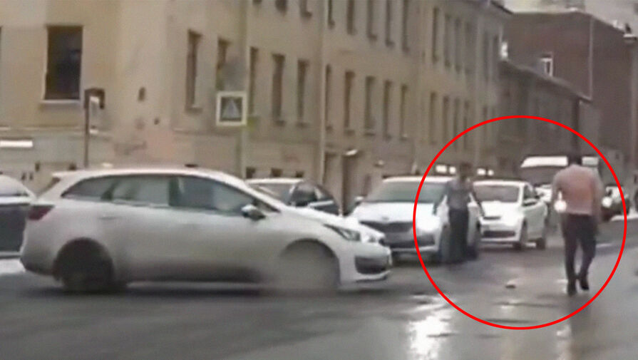 В Санкт-Петербурге двое полуголых мужчин устроили драку на перекрестке