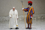 Папа Римский Франциск прибывает на еженедельную общую аудиенцию в зал Папы Павла VI в Ватикане, 10 января 2024 года