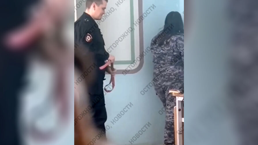 Студентка техникума на Урале боится полицейских после того, как военрук ставил ее на колени