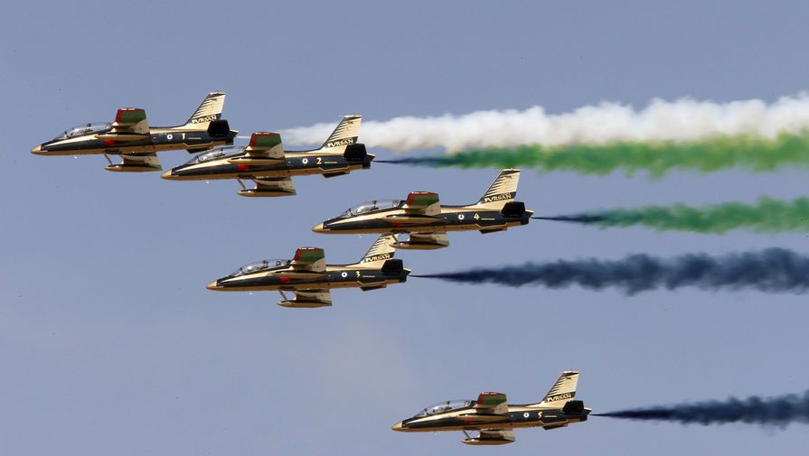 Авиационная пилотажная группа ВВС ОАЭ Al Fursan во время выступления на&nbsp;Dubai Airshow 2015