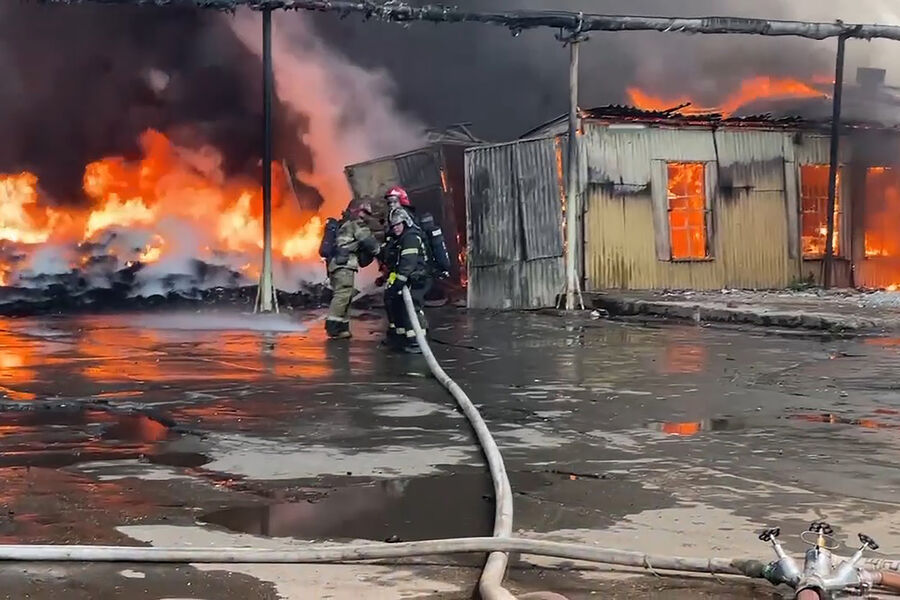 Сотрудники МЧС РФ во время тушения пожара на&nbsp;Каширском шоссе, 29&nbsp;июня 2022&nbsp;года