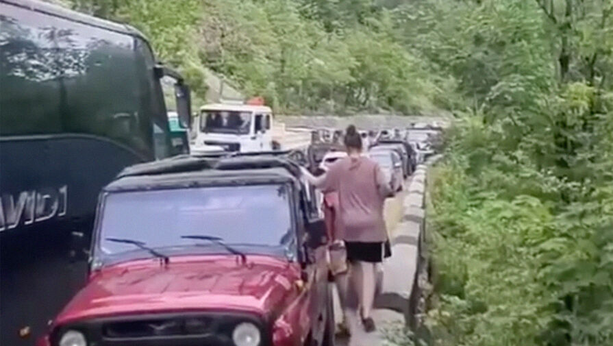 В абхазском Рицинском парке объяснили гигантские пробки наплывом неорганизованных туристов