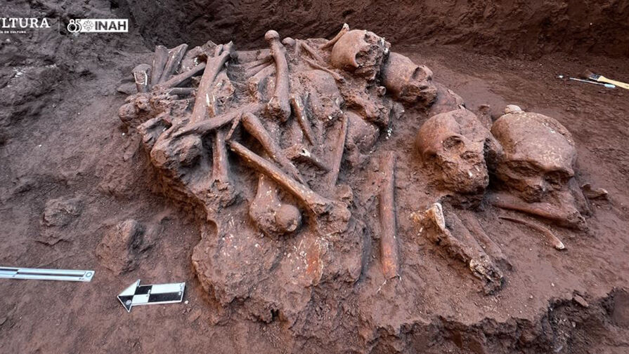 Археологи в Мексике нашли груду черепов и костей на месте древнего ритуала
